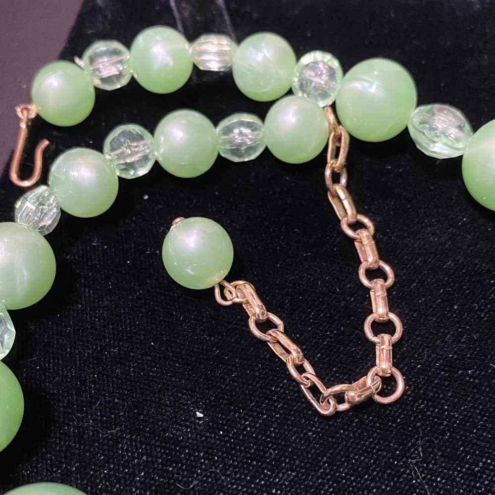 Elegant Coro vintage Green Beaded choker 15” to 18” long Necklace - Picture 8 of 8